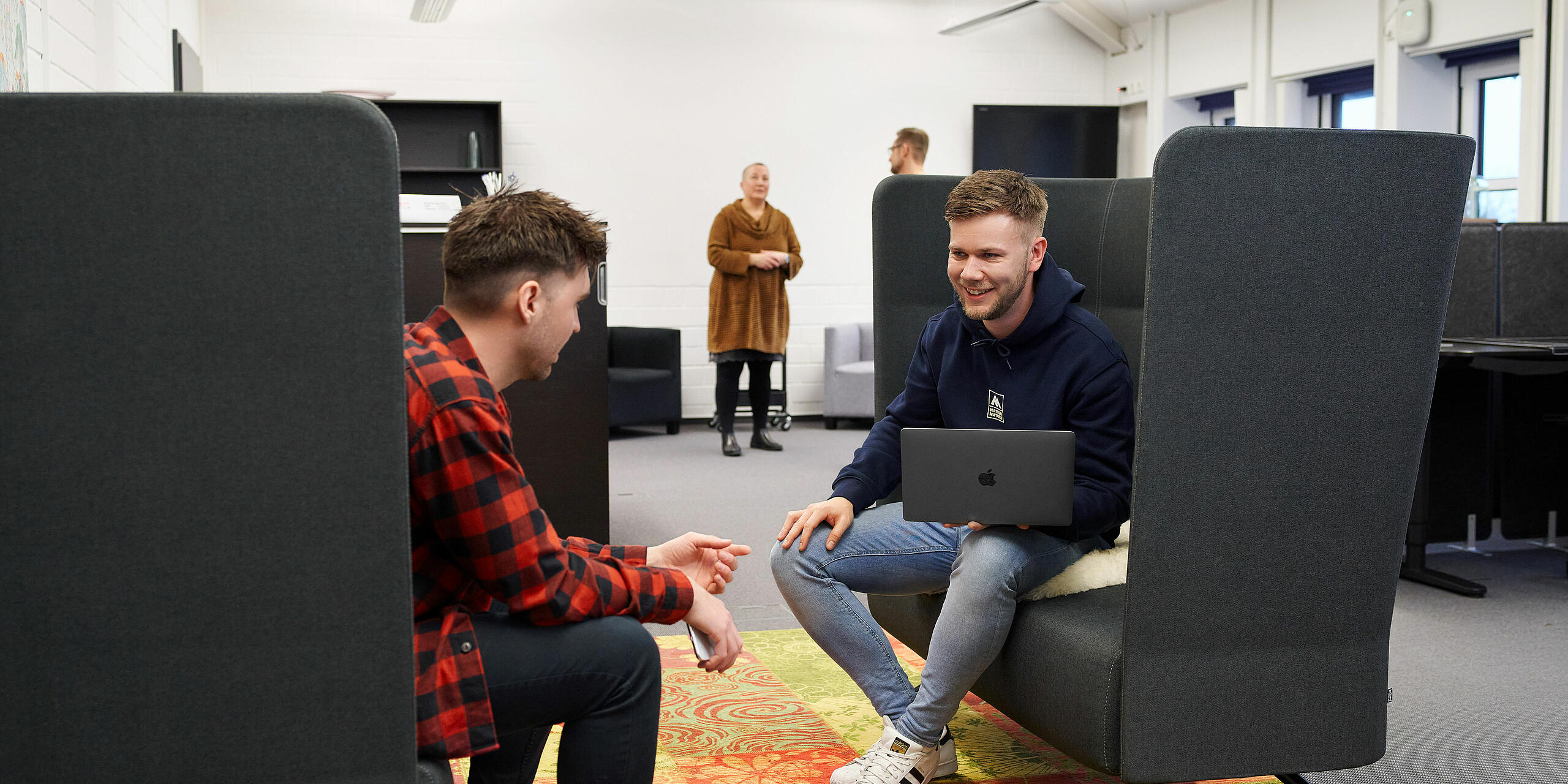 Kleine Gruppen von Startup-Gründer*innen, die sich unterhalten